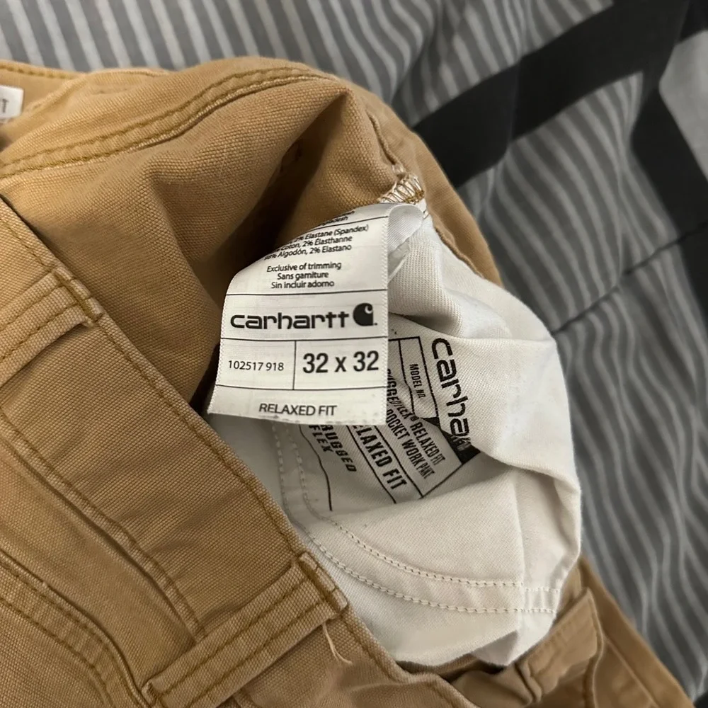 Carhartt tan pants with paint splatter 32x32‎ 102517 918 Relaxed Fit